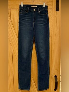 *LIKE NEW. Size 2, Long. Levi’s Signature. Dark Wash High-Rise Straight Jeans